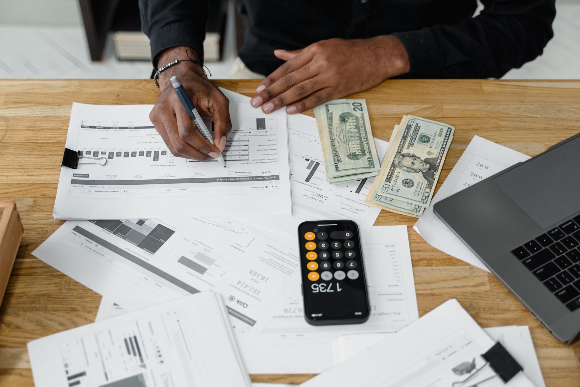Profesionales revisando documentos financieros